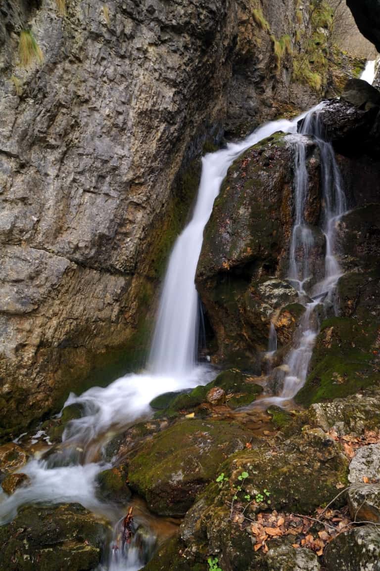Kleiner Wasserfall am Borov-kamak-Trail - Foto: Vrachanski Balkan Naturpark