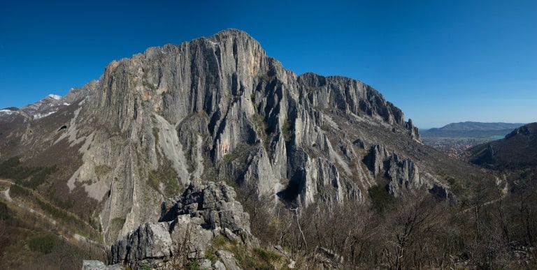 Die Kletterfelsen der Vratsataschlucht - Panoramaaufnahme - Foto: Vrachanski Balkan Naturpark/Krasimir Lakovski