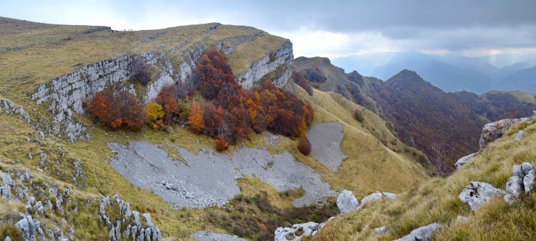 Buchen mit herbstlicher Laubverfärbung unterhalb des Bergrückens der Mare Wand - Panoramaaufnahme - Foto: Vrachanski Balkan Naturpark/Krasimir Lakovski